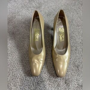 Vintage Salvatore Ferragamo Gold Leather Pumps Heel Italy Designer Shoes Size 8